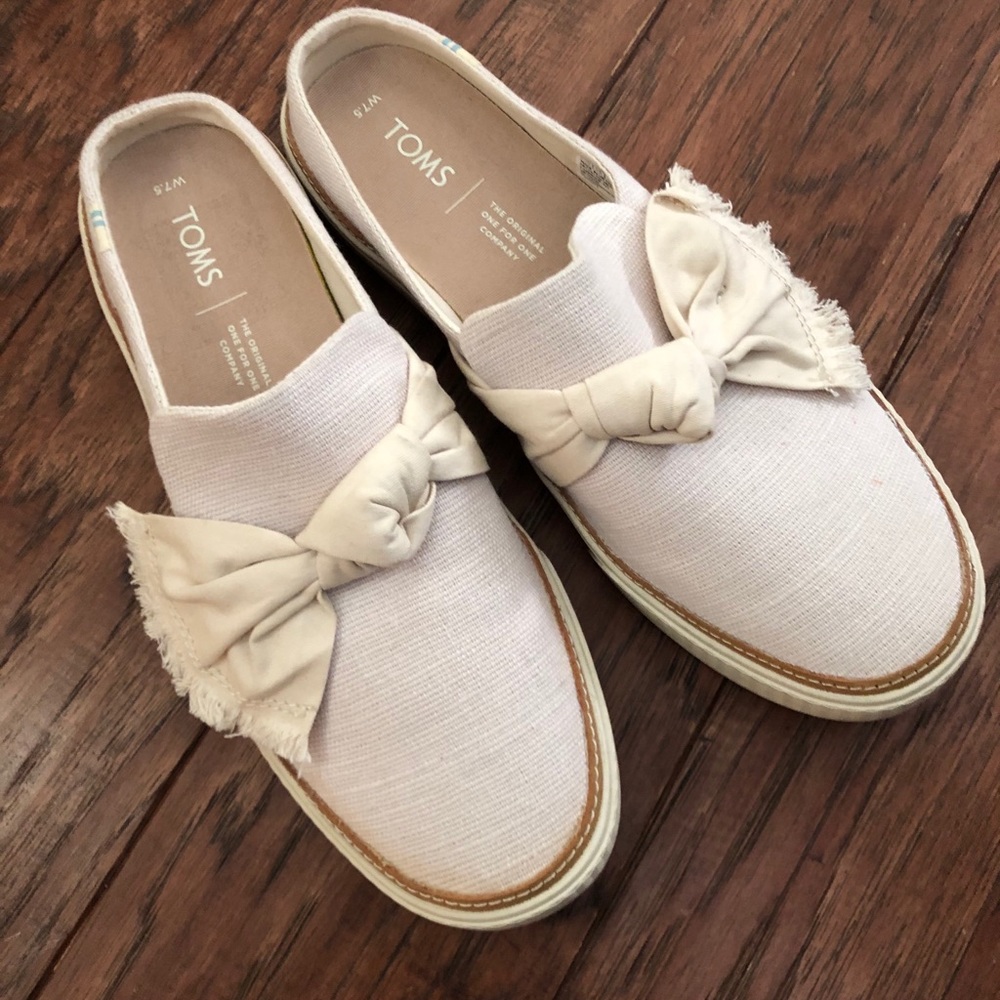 TOMS Slip on loafers size 7.5. Excellent Condition